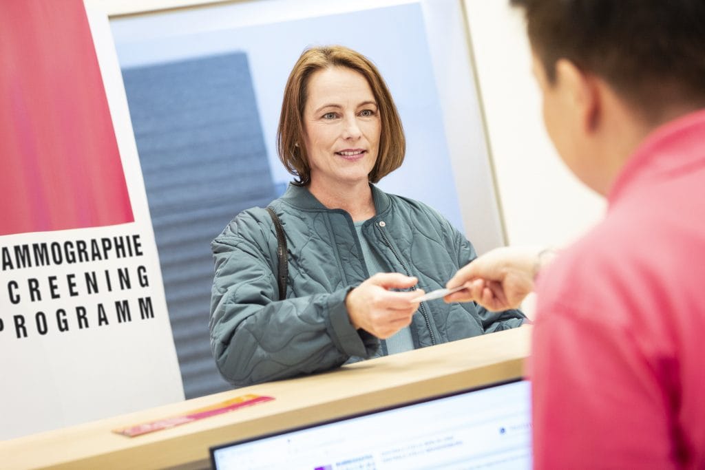 Frauenberatung bei Mammographie-Screening im Gesundheitszentrum.