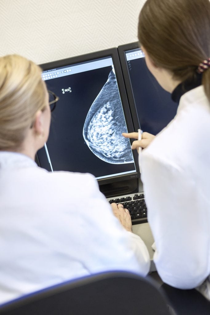 Früherkennung von Brustkrebs bei Frauen. Zwei Ärztinnen beratschlagen sich