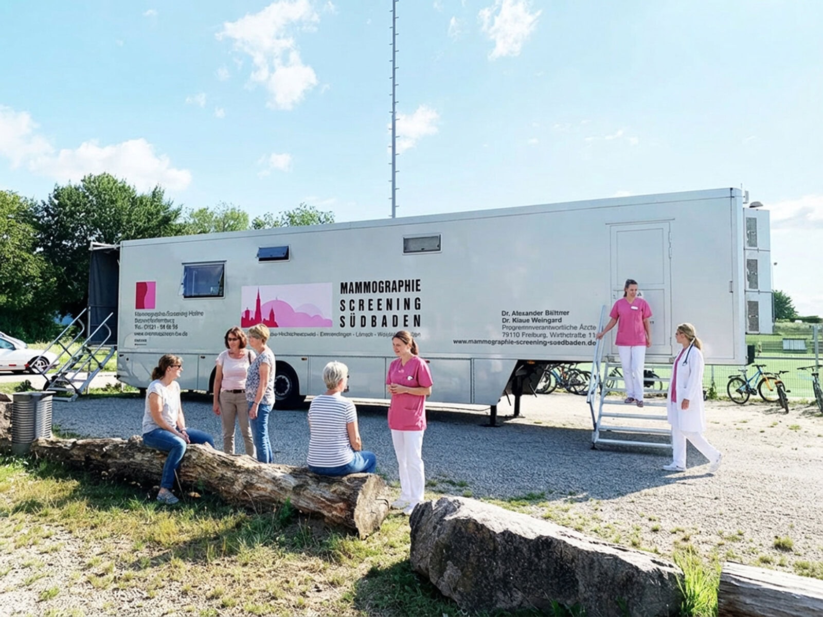 Mobile Mammographie-Einheit mit medizinischem Personal im Freien.